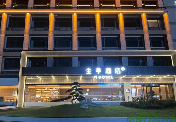 2025年7月25日内江某星级酒店餐厅厨房油烟机和烟道清洗案例